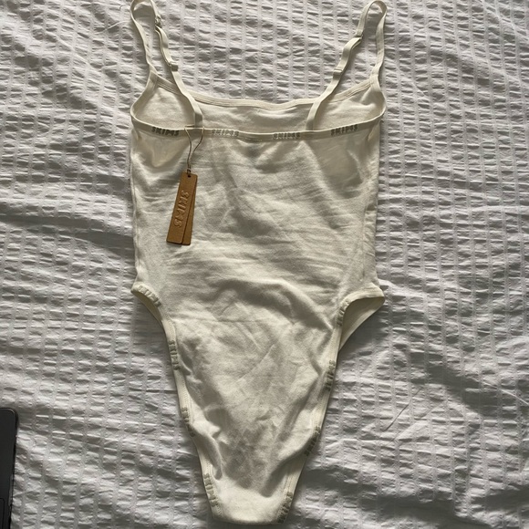 NWT SKIMS Cotton Logo Bodysuit - colour marble - Picture 6 of 7